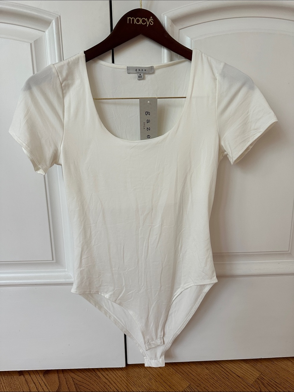 gaze White Scoop Neck Short Sleeve Bodysuit